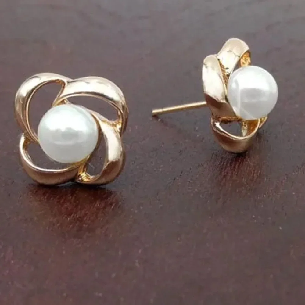 Ladies Fashionable Pearl Earrings